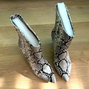 Faux Snakeskin Cream/Black Booties Very Wide Calf Sz 10W
